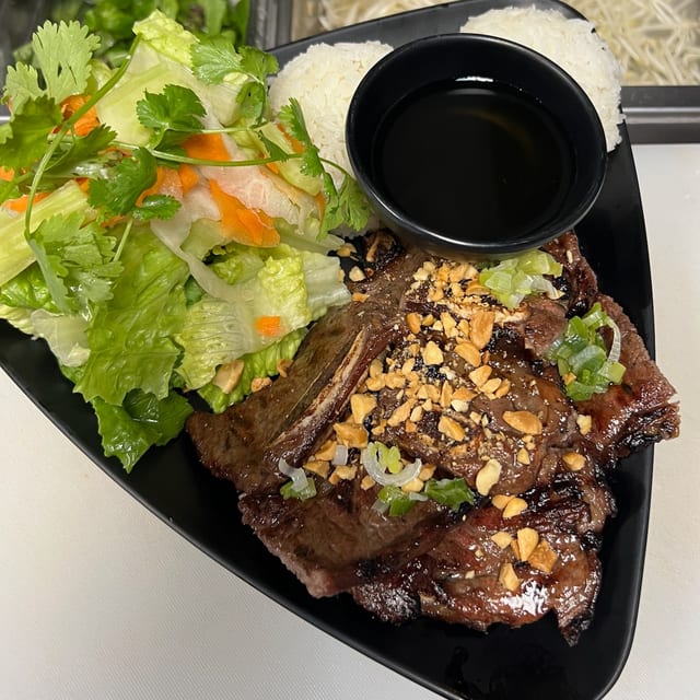 RD5. GRILLED BEEF SHORT RIBS Rice Dish (COM SUON BO NUONG).