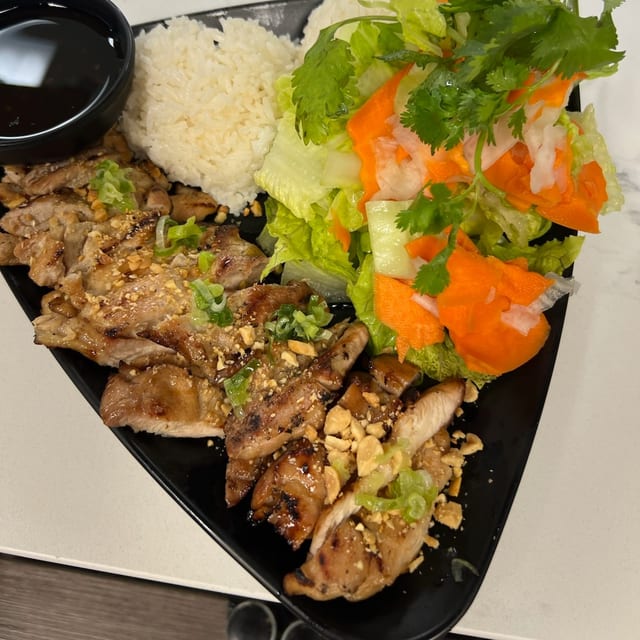 RD1. GRILLED CHICKEN Boneless Rice Dish (Com Ga Nuong Fillet).