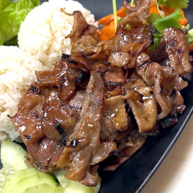RD3. Grilled Beef Rice Dish (Com Bo Nuong).